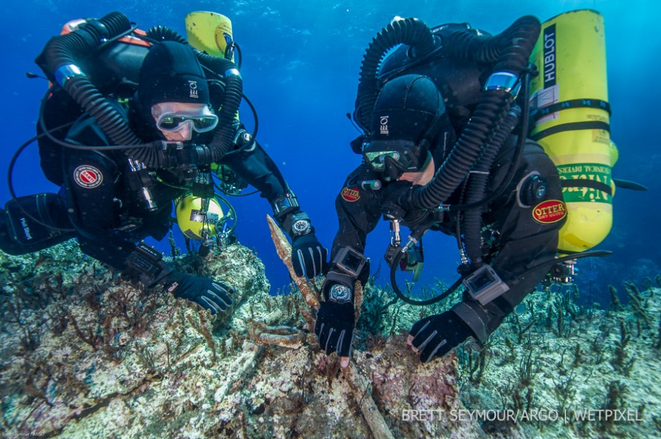 Technical divers Phil Short and Alexandros Sotiriou examine the bronze spear while on decompression.
