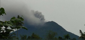 Bali’s Mount Agung erupts Photo